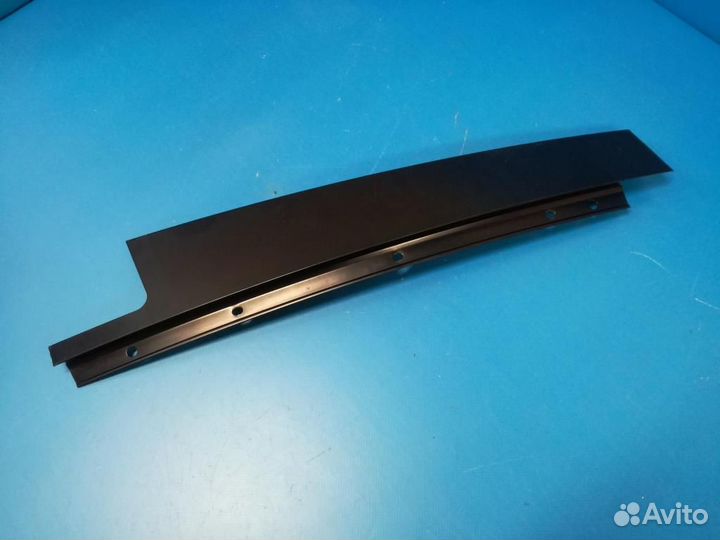 Накладка центральной стойки двери задней левой BM