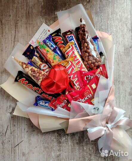 Сладкий букет из конфет и шоколадок, из клубники