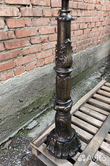 Уличный фонарь столб