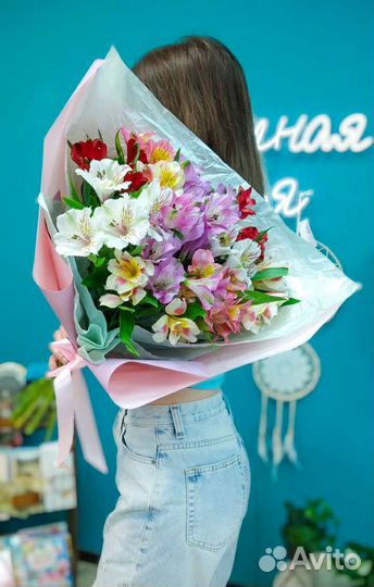 Букет живых цветов из альстромерии