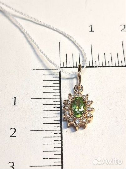 Золотая подвеска с камнем