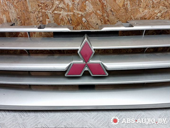 Решетка радиатора Mitsubishi Pajero 3 2002