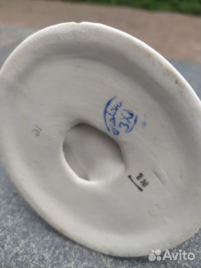 Фарфоровая статуэтка Дети кормят голубей