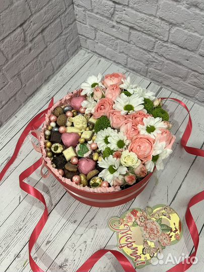 Цветы в шляпной коробке и шоколад