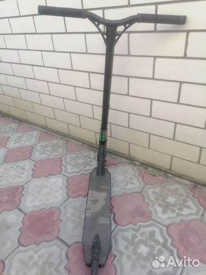 Трюковой самокат фирмы tech team бензинового цвета