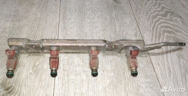 Топливная рампа с форсунками Nissan Sunny FB15 1.5