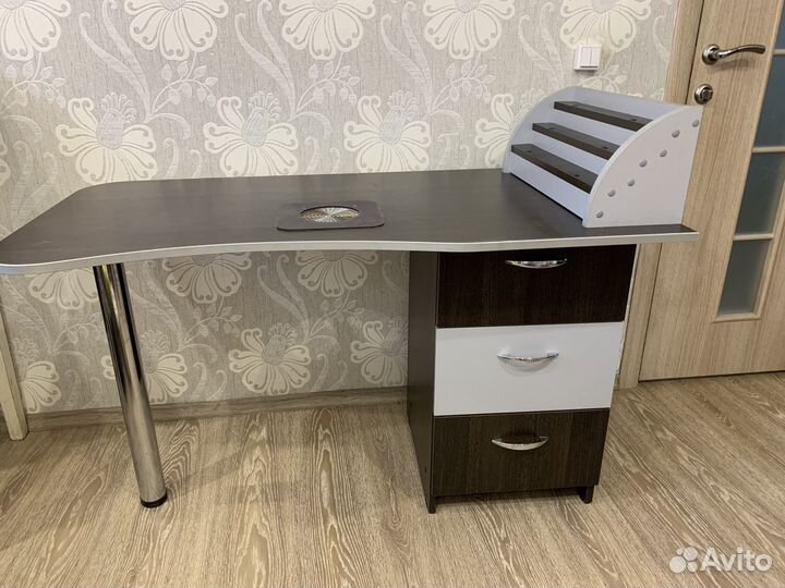 Продам маникюрный стол