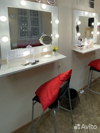 Гримерное зеркало, маникюрный стол, стеллаж, лампа