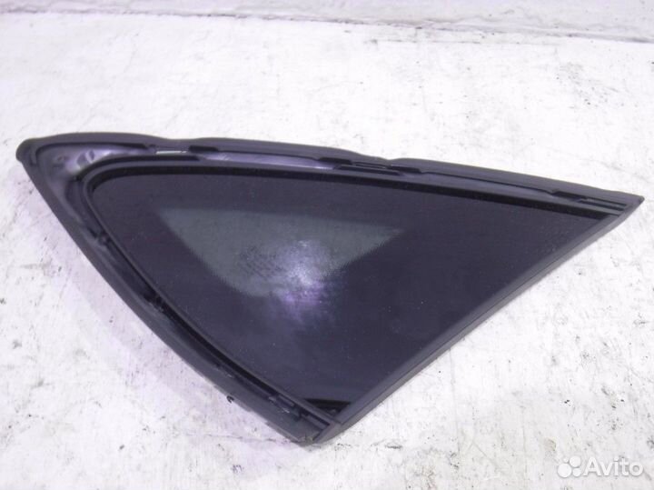 Форточка заднего правого крыла