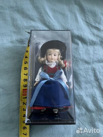 Кукла фарфоровая