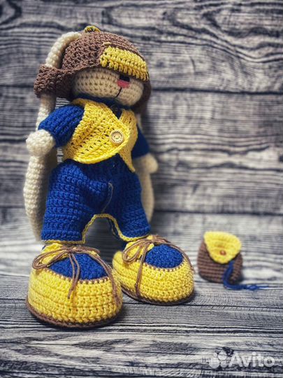 Вязаный заяц игрушка