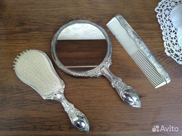 Туалетный набор. Ручное зеркало, щетка, расческа