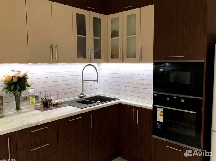 Кухонный гарнитур с каменным островом