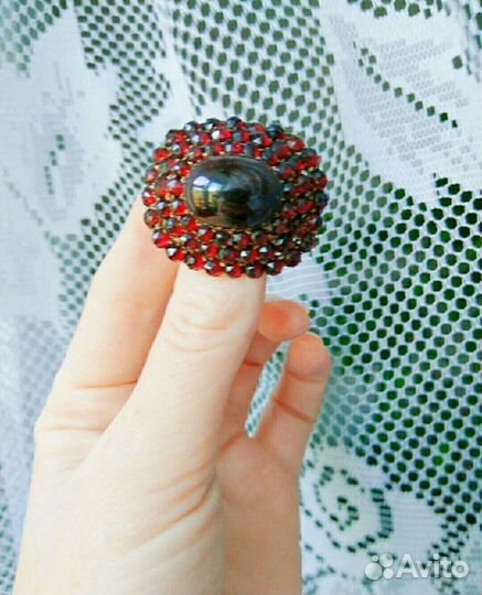 Антикварная брошь с большим гранатом кабошоно