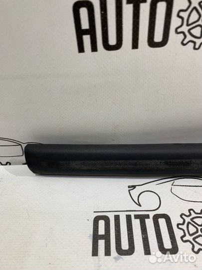 Уплотнитель кузова левый Toyota Rav4 A30 1azfe