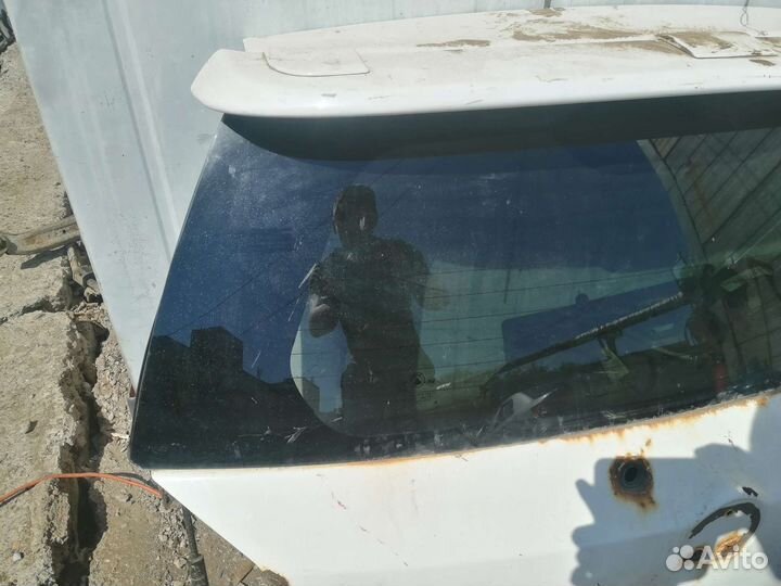 Стекло крышки багажника на geely mk cross