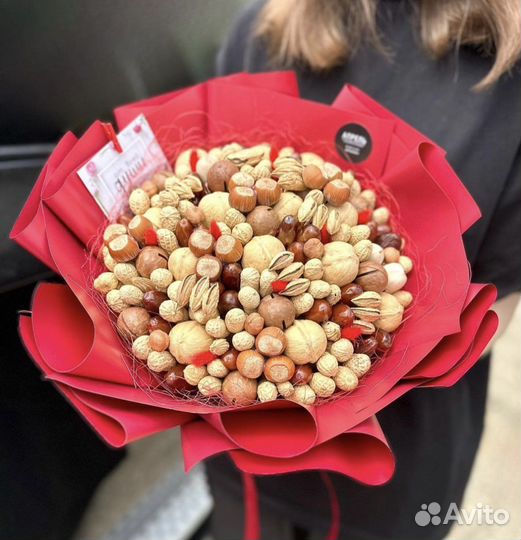 Букет из орехов