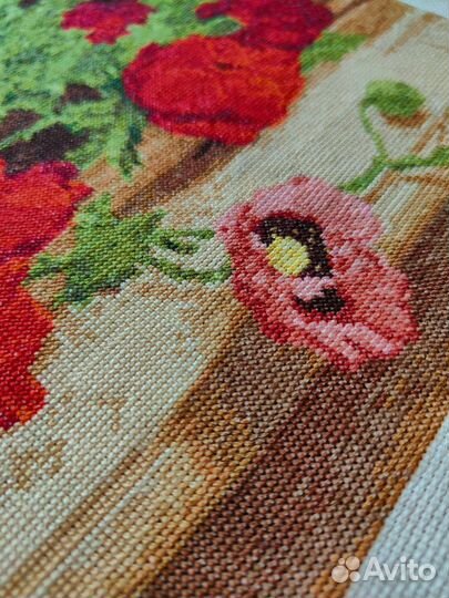 Картина вышитая крестом Маки на столе