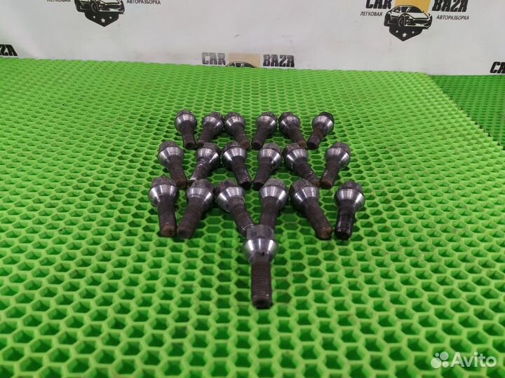 Болт колесный