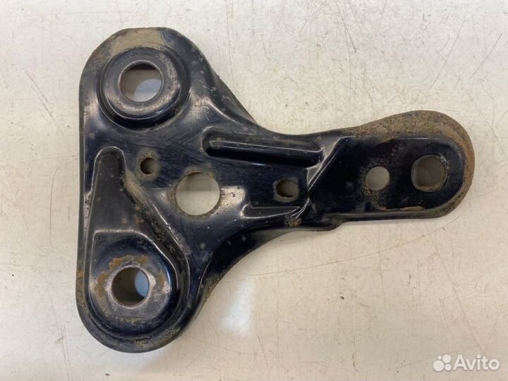 Кронштейн передний правый Mazda 6 седан GG 2.0