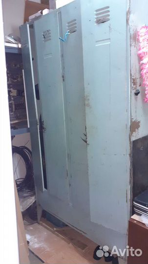 Железный шкаф для одежды