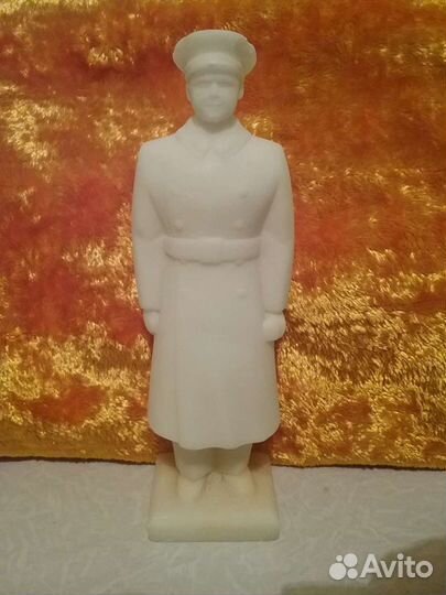 Статуэтка белый мрамор19см.Скатерть плшеваяссср40г