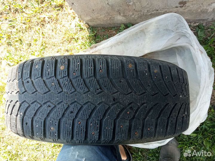 Bridgestone Blizzak Spike-01 225/60 R17