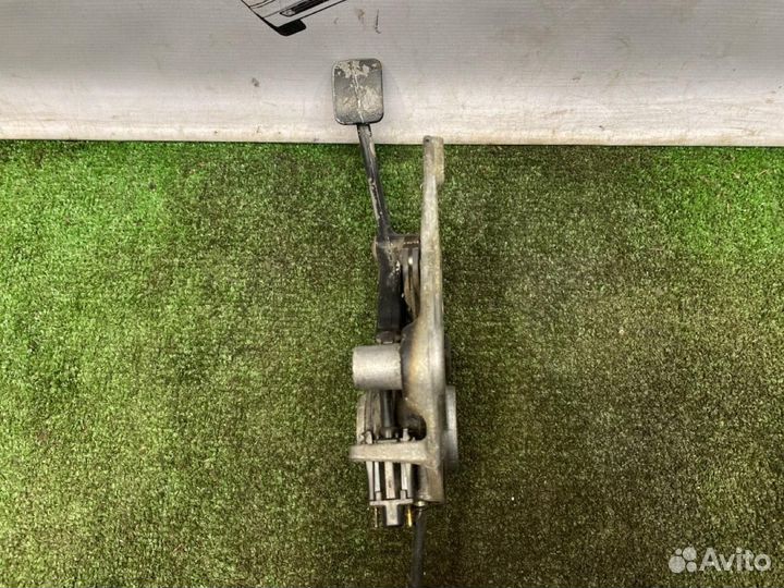 Педаль стояночного тормоза Mercedes-Benz