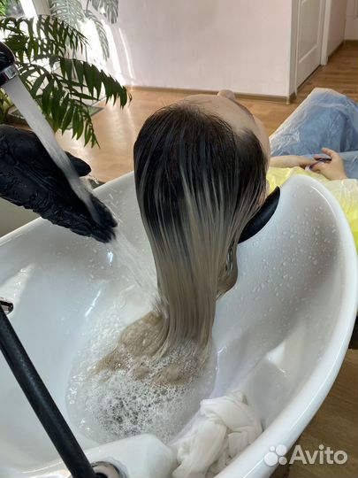 Модель на окрашивание волос и стрижки