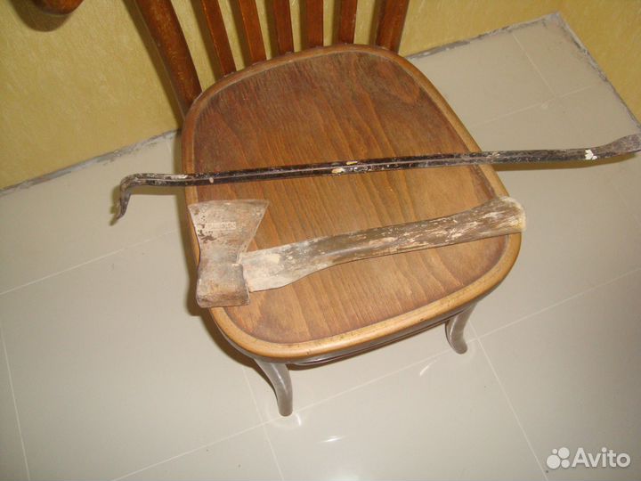 Раритетный предмет мебели с топором и иконой