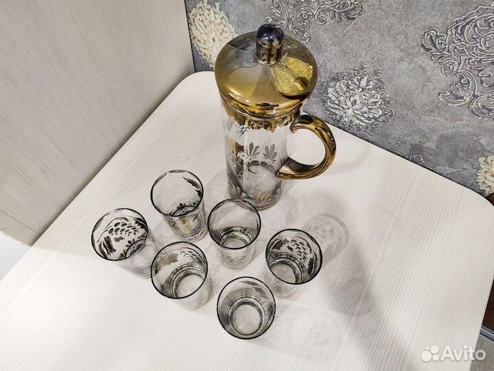 Кувшин со стаканами