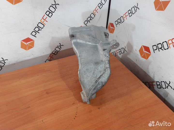 Кронштейн двигателя левый Mercedes C-Class W205