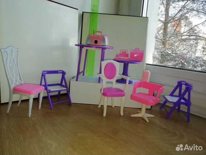 Мебель для кукол Барби: столики, стулья