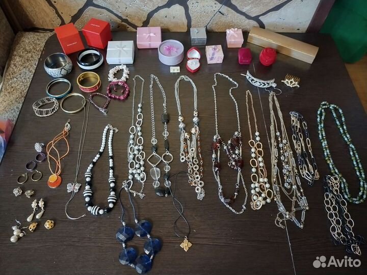 Бижутерия и коробочки к ней