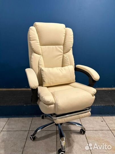Компьютерное кресло бежевое