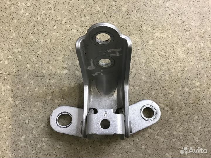 Петля двери задней правой нижняя Hyundai Solaris 2