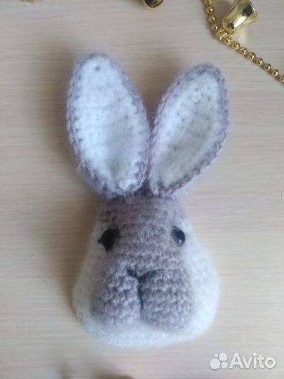 Вязаные брошь, магнитик, брелок Зайка