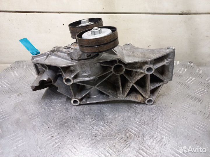 Кронштейн генератора Volkswagen Golf 4 1.4 MPI