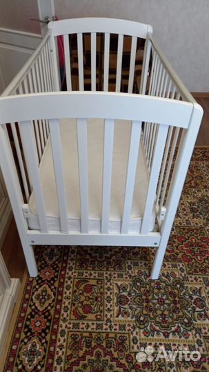 Детская кроватка с маятником