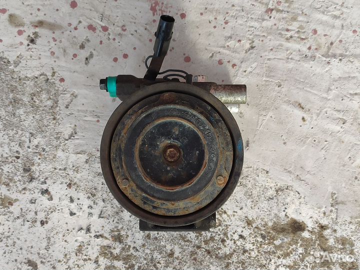 Компрессор кондиционера на Kia Rio 2, 2010 г