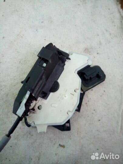 Замок двери задний правый Volkswagen Polo 5 2014