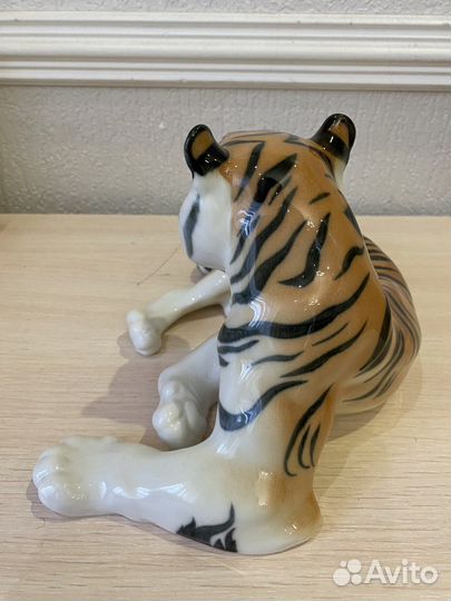 Фарфоровая статуэтка тигр