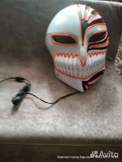 Светящаяся маска и неоновая подсветка на одежду