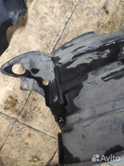 Подкрылок передний правый Lexus LX570