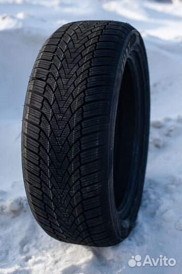 Zmax Winterhawke I 215/55 R17 98V