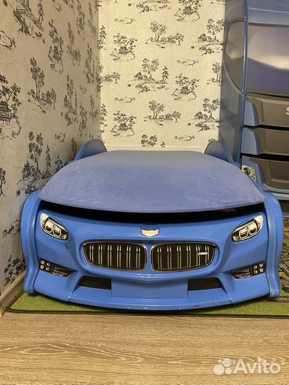 Детская кровать-машина и шкаф