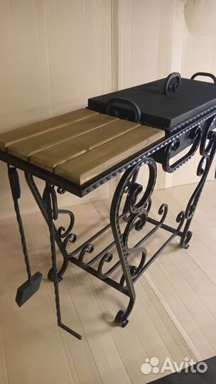 Мангал с деревянным столиком и крышкой