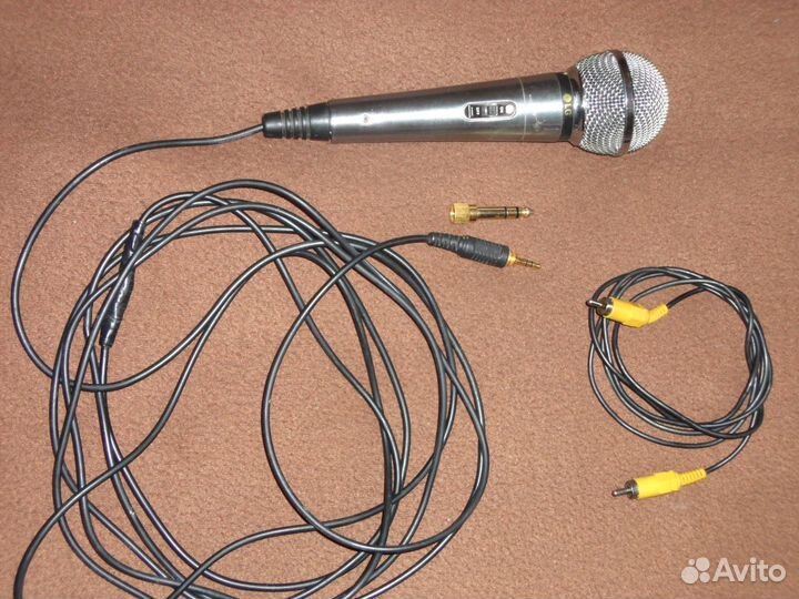Микрофон LG для дуэта в караоке и вокала