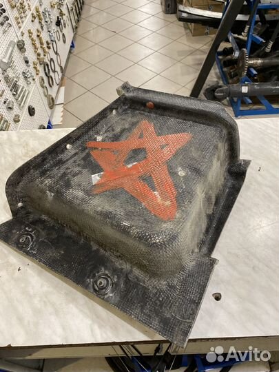 Щиток подножки (пласт.)