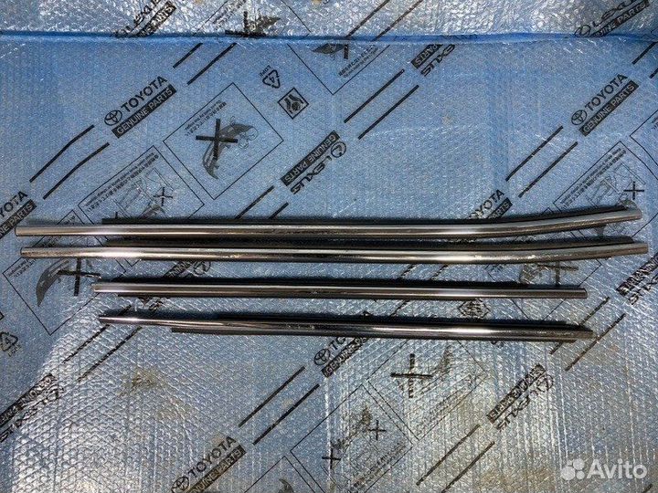 Молдинг стекла Toyota Fortuner